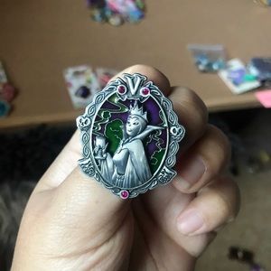 Wonderfully wicked evil queen LE Pin